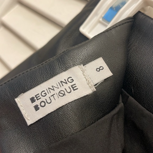 beginning boutique leather mini skirt with slit - Picture 4 of 4